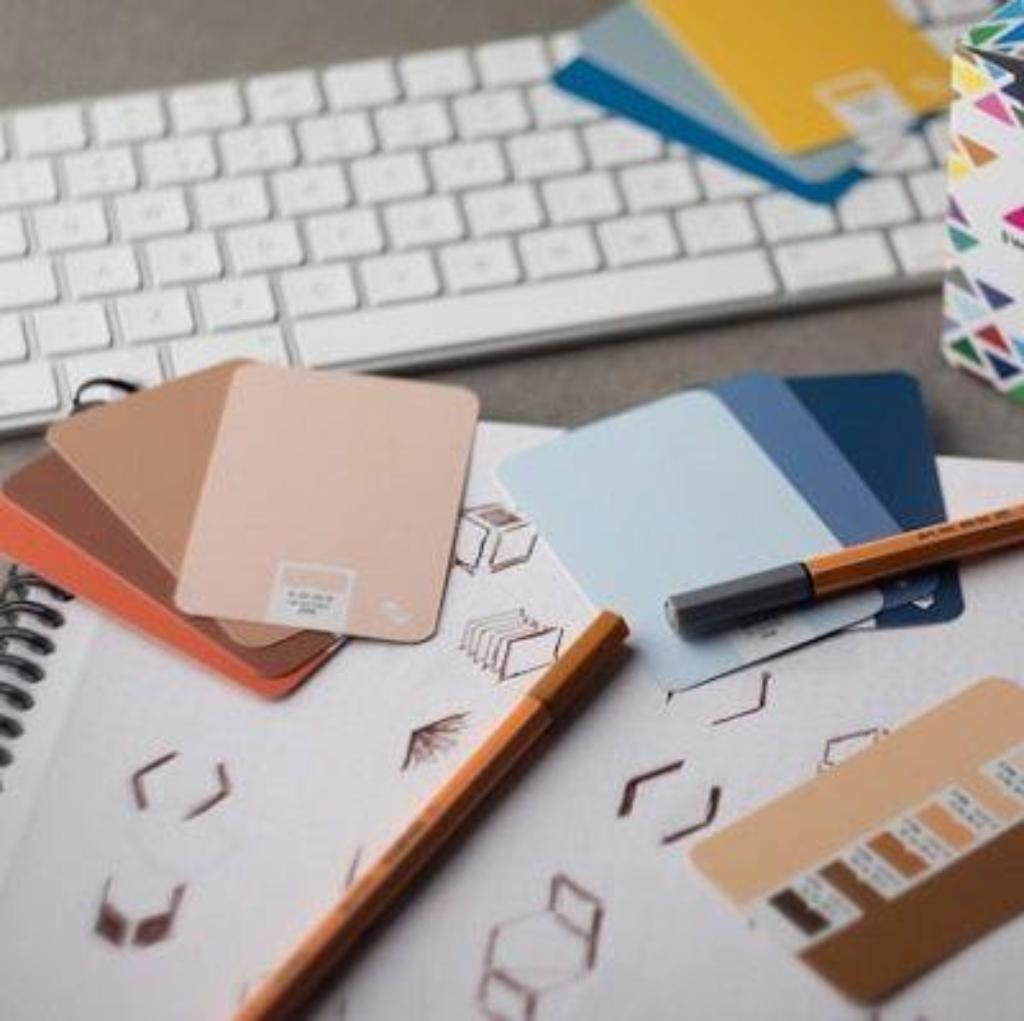 https://unsplash.com/de/fotos/einen-schreibtisch-mit-tastatur-stiften-und-verschiedenen-farbmustern-8dgFq8Vbelo